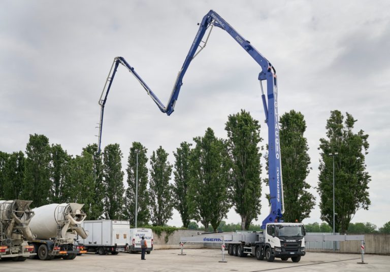 סקניה XT עם משאבת בטון באורך 60 מטר פועלת ברחבי איטליה